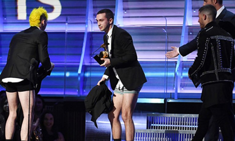 59. Grammy Ödüllerinde Twenty One Pilot Sahneye Boxerla Çıktı!