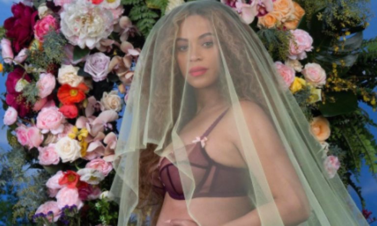 Beyonce Hamile Fotoğrafını Paylaştı