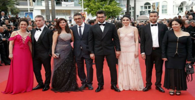 71. Cannes Film Festivali’nde Murat Cemcir’in Hareketi Sosyal Medyada Olay Oldu!