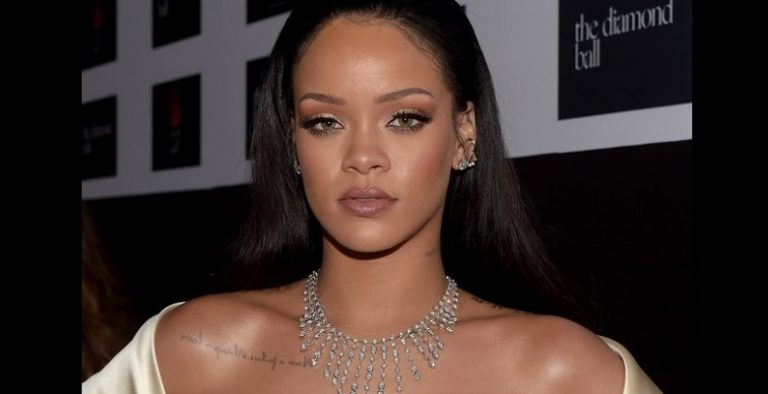 Rihanna’nın Dini Temalı Gala Kıyafeti Ağızları Açık Bıraktı!