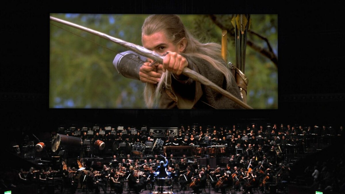 J.R.R. Tolkien’in 100 milyondan fazla satmış olan ünlü üçlemesi, beyaz perdeye Peter Jackson’ın efsanevi uyarlamasıyla taşınmış ve Howard Shore’un Oscar ve Grammy ödüllü müzikleriyle unutulmaz bir hâle gelmiştir.